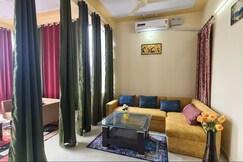 Tayal's: Mountain View 2BHK Premium Apartment near Ganga & AIIMS