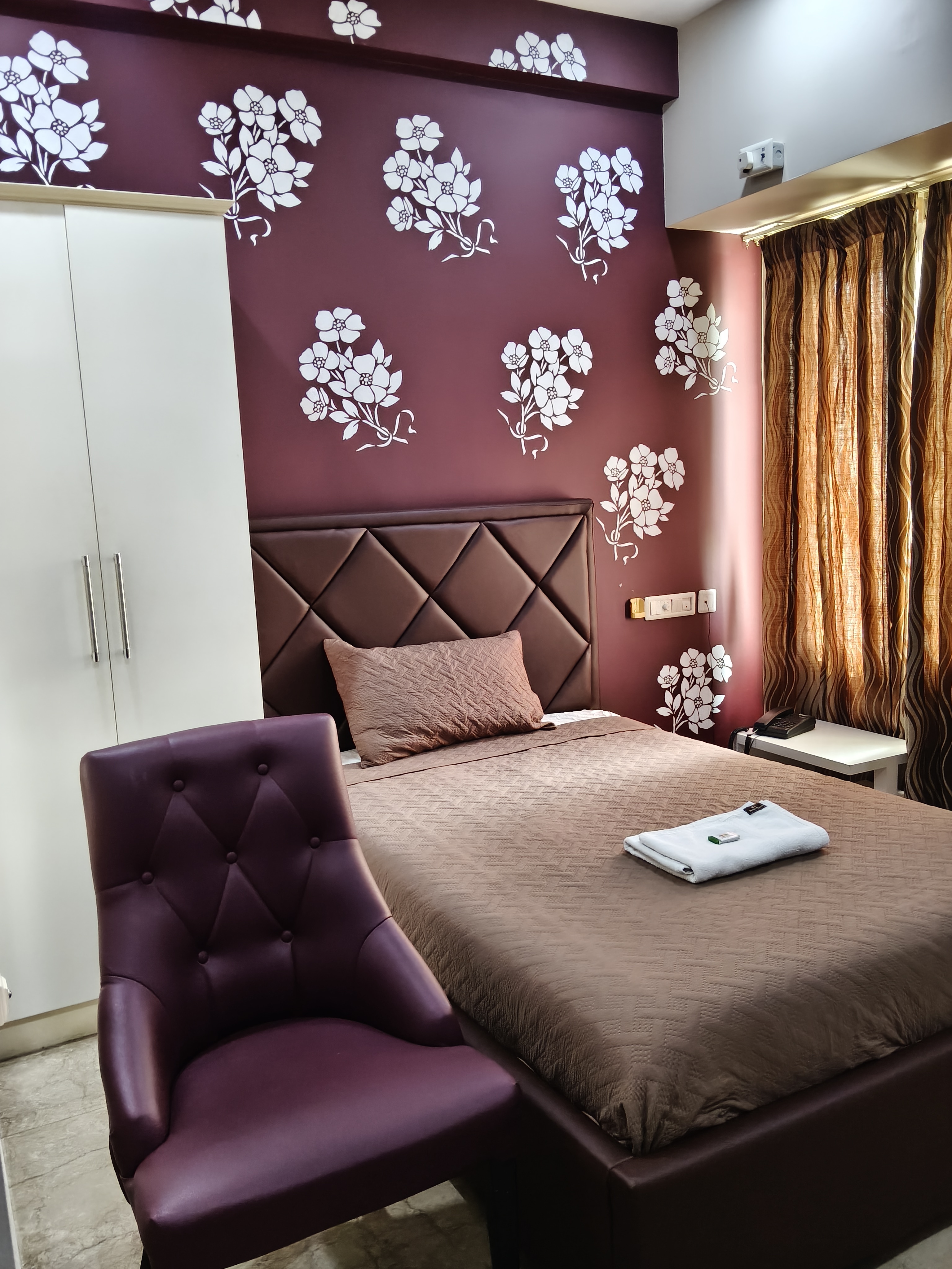 Hotel Rieejh - Tap to explore photos