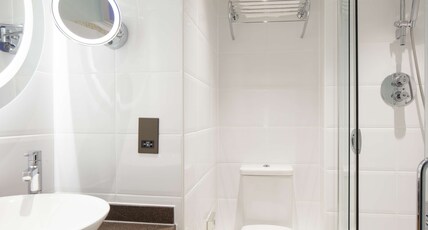 Doubletree by Hilton Bath Room Type - KING GUEST ROOM
