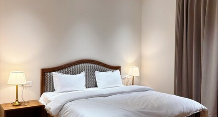 REEJAS INN'S N' SUITES Room Type - Deluxe Room with Balcony