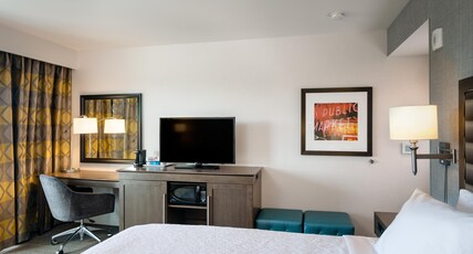 Hampton Inn & Suites by Hilton Seattle/Northgate Room Type - 1 KING NONSMOKING
