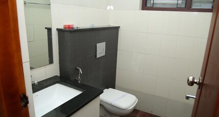 Hazmi Inn Room Type - Premium Deluxe AC Room