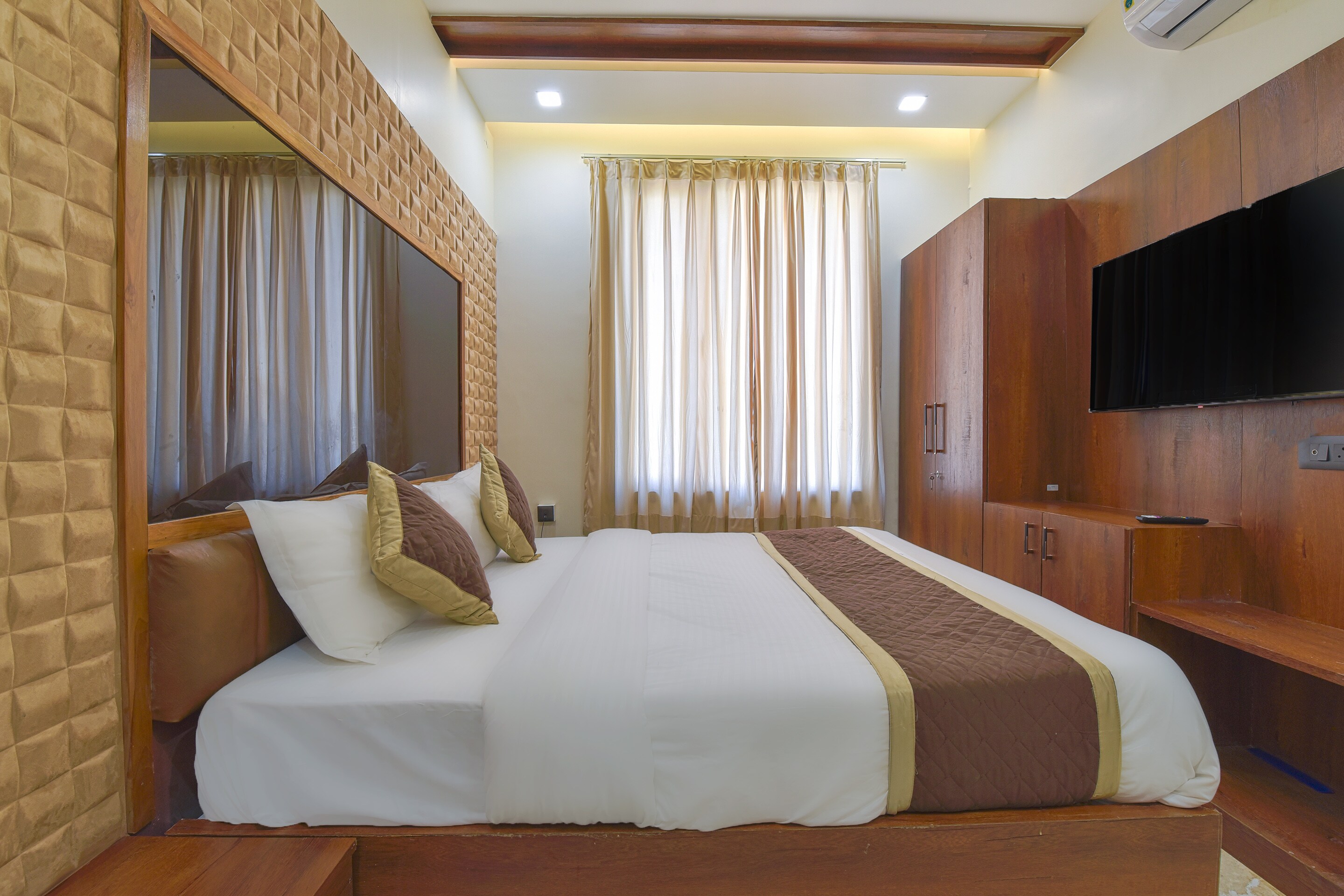 Hotel Shree JI - Tap to explore photos