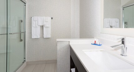 Holiday Inn Express & Suites FIRESTONE - LONGMONT Room Type - 1 King Bed Standard
