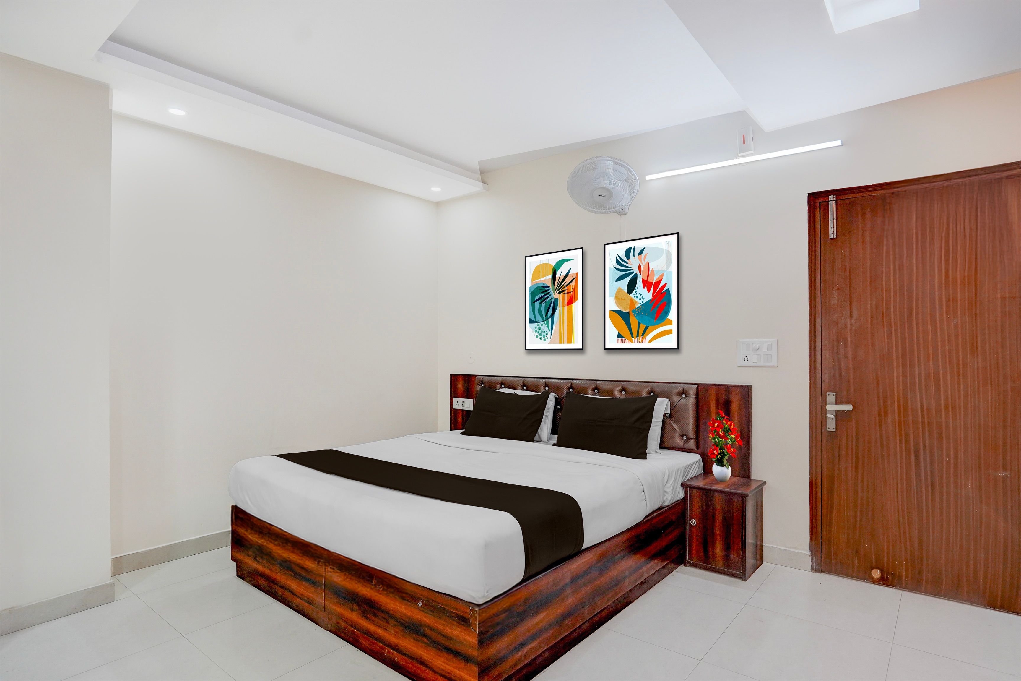 Super Townhouse Oak ISBT Bus Terminal Dehradun Formerly Hotel Himalayan - Tap to explore photos