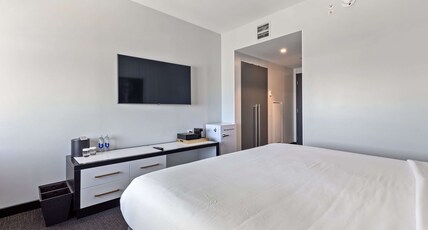 The Rose Chicago, Tapestry Collection by Hilton Room Type - 1 KING BED DELUXE ROOM