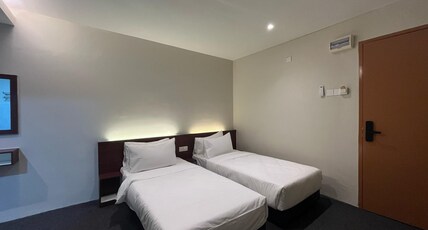 Swing and Pillows - Malacca Mahkota Parade Room Type - Deluxe Twin Room