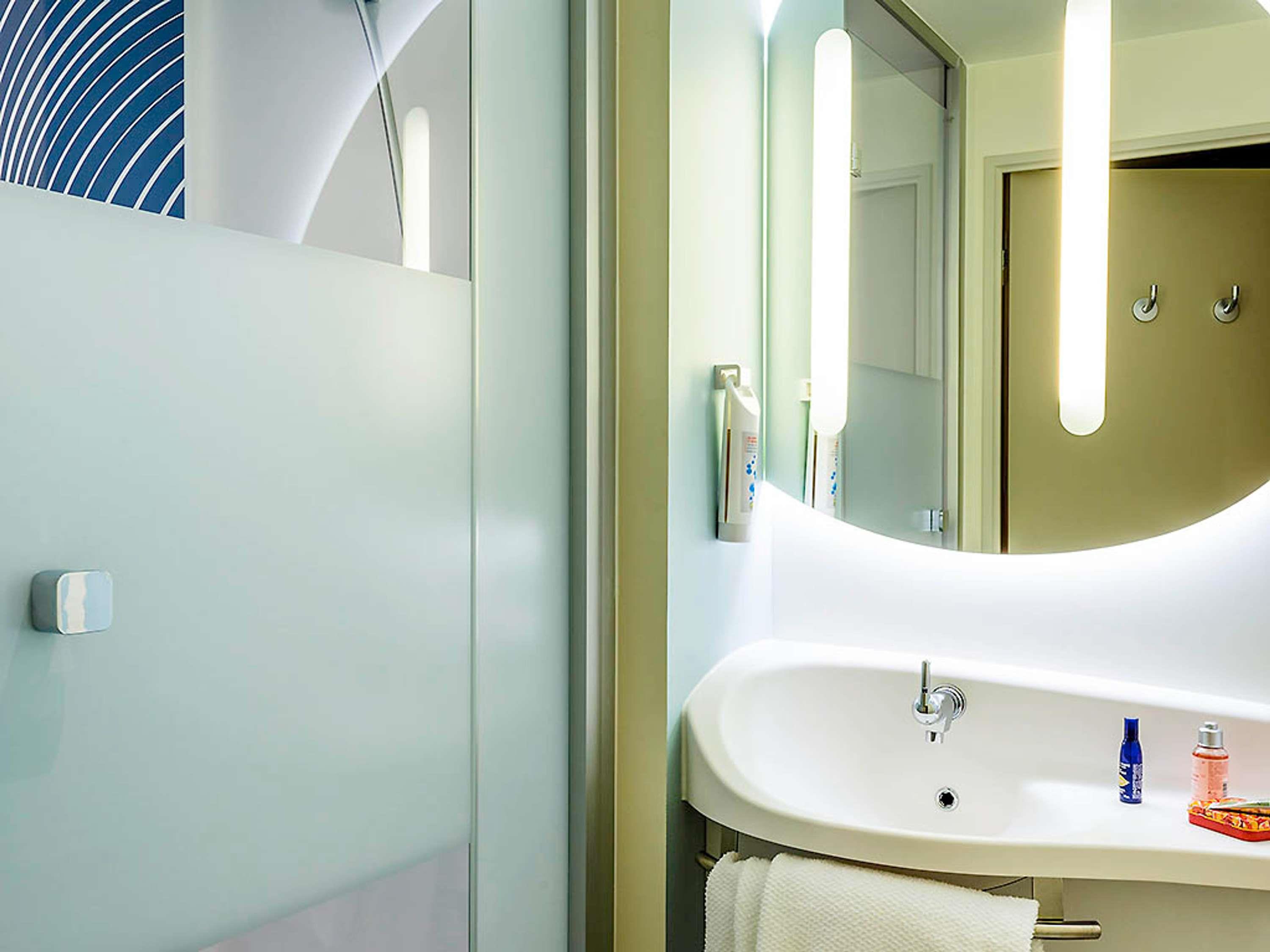 ibis budget Saint Quentin en Yvelines Velodrome - Tap to explore photos