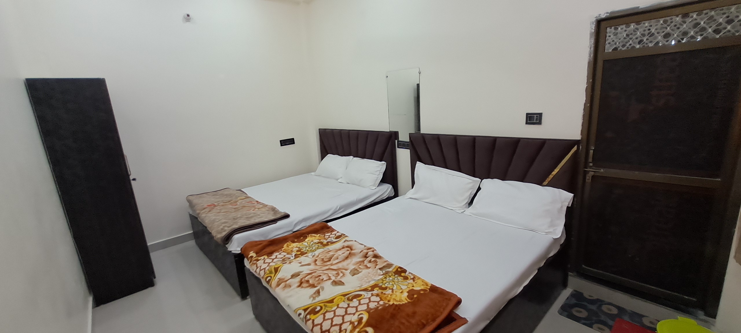 Aashvi Guest House | 10 min walk to Shri Ramjanmbhumi - Tap to explore photos