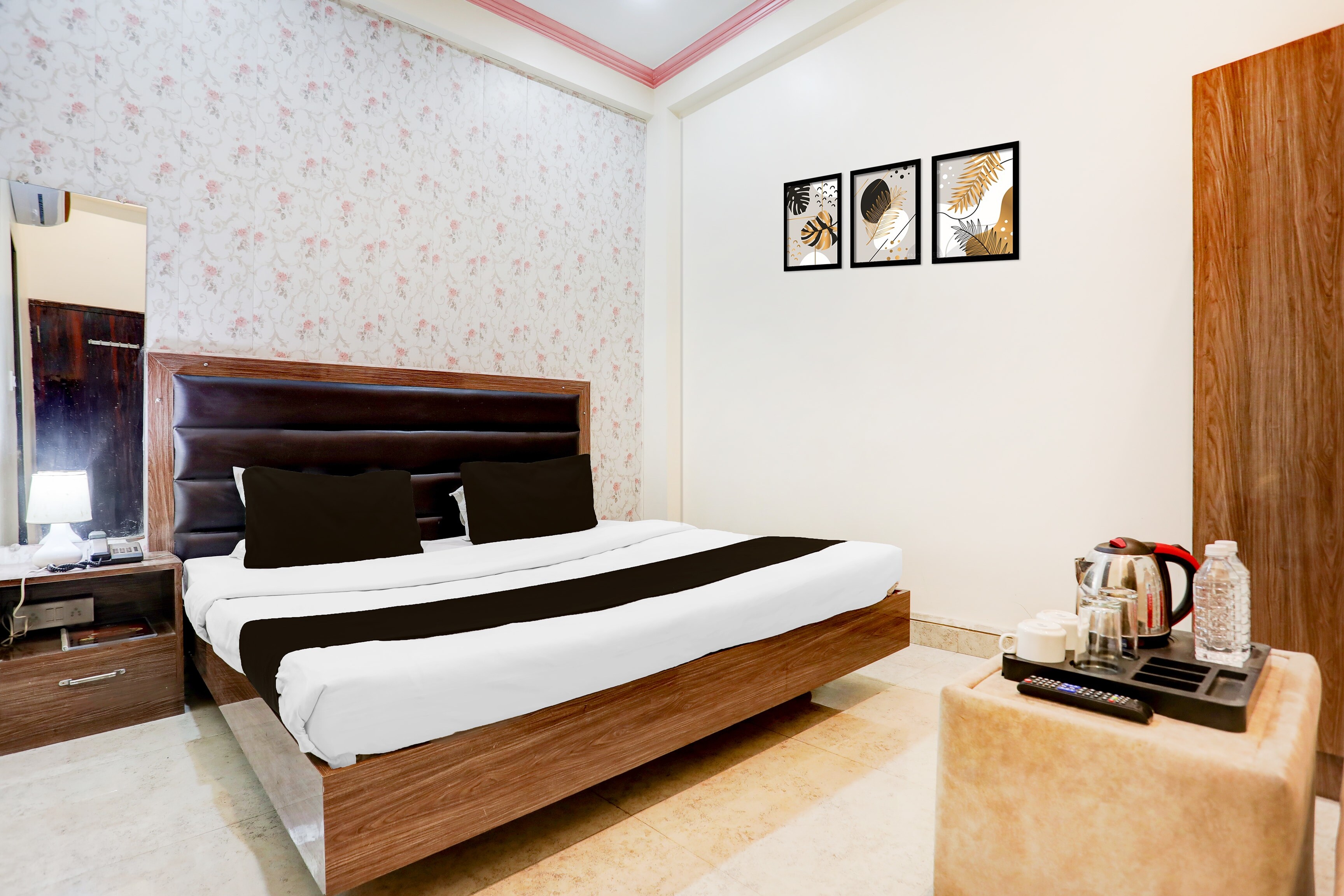 Super OYO Hotel O Sankat Mochan Gandhi Nagar - Tap to explore photos