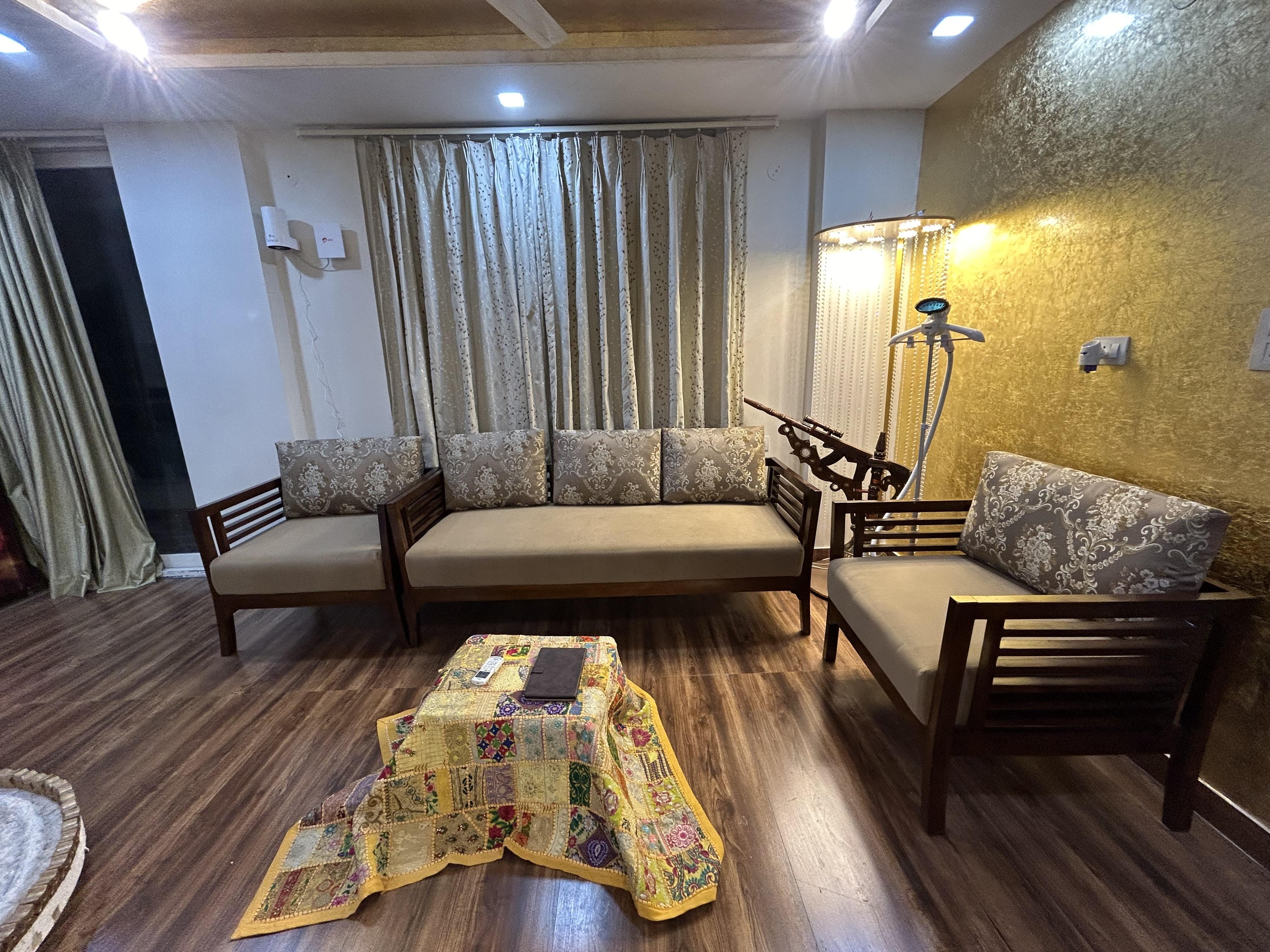 Shiv - The luxurious gold studio in Jaipur - Tap to explore photos