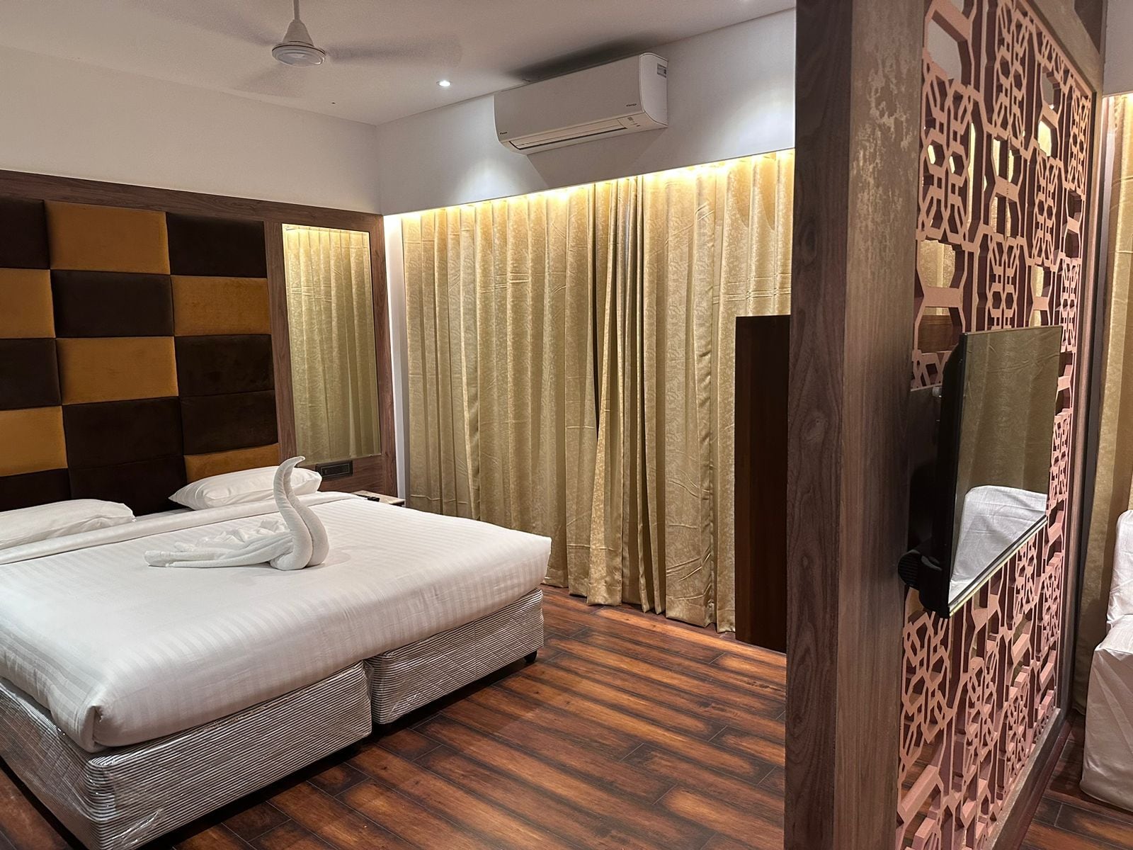 WINDSOR - Tap to explore photos