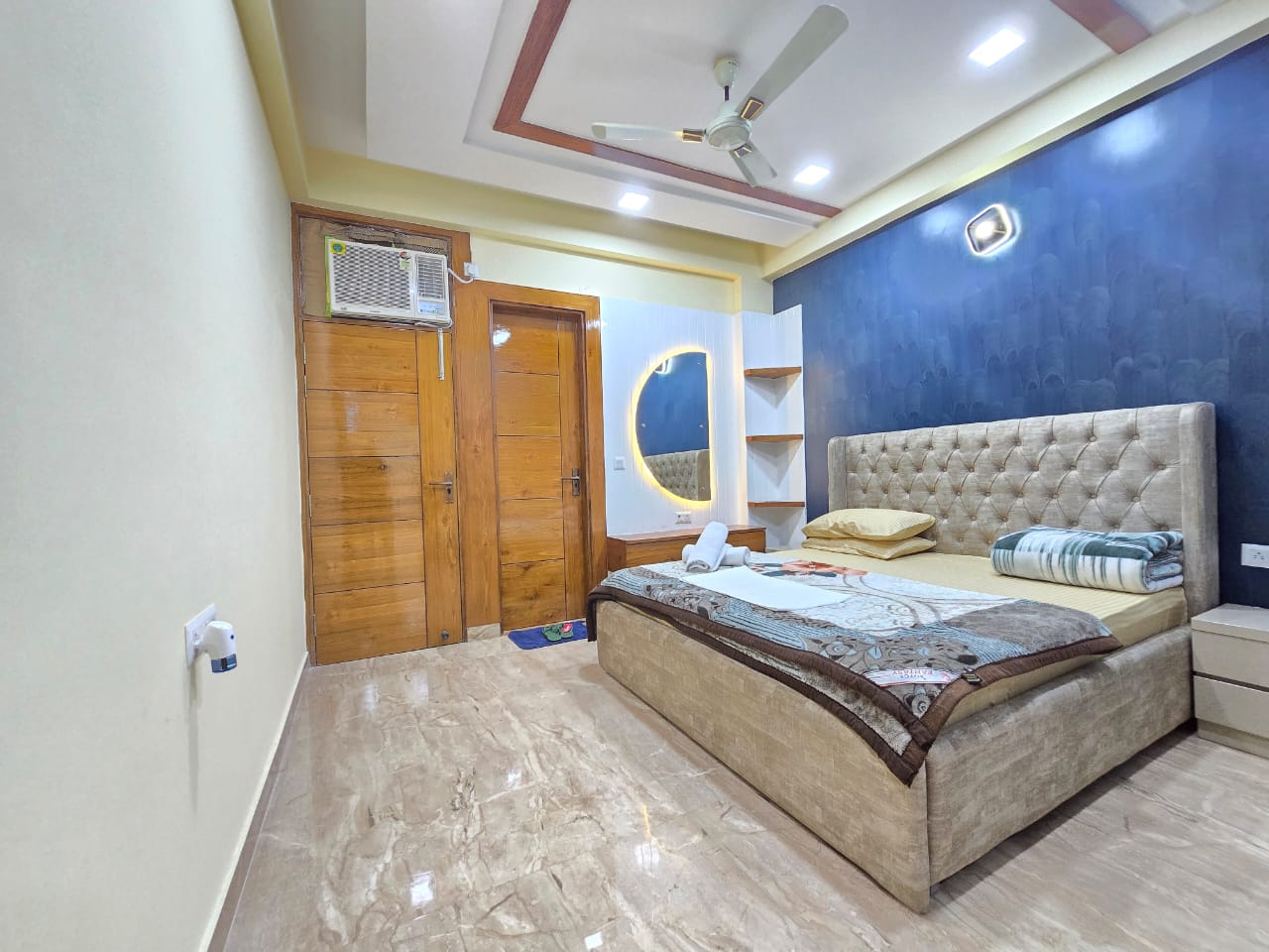 Homlee 4BHK Large Apt Near Vaishali Metro - Tap to explore photos
