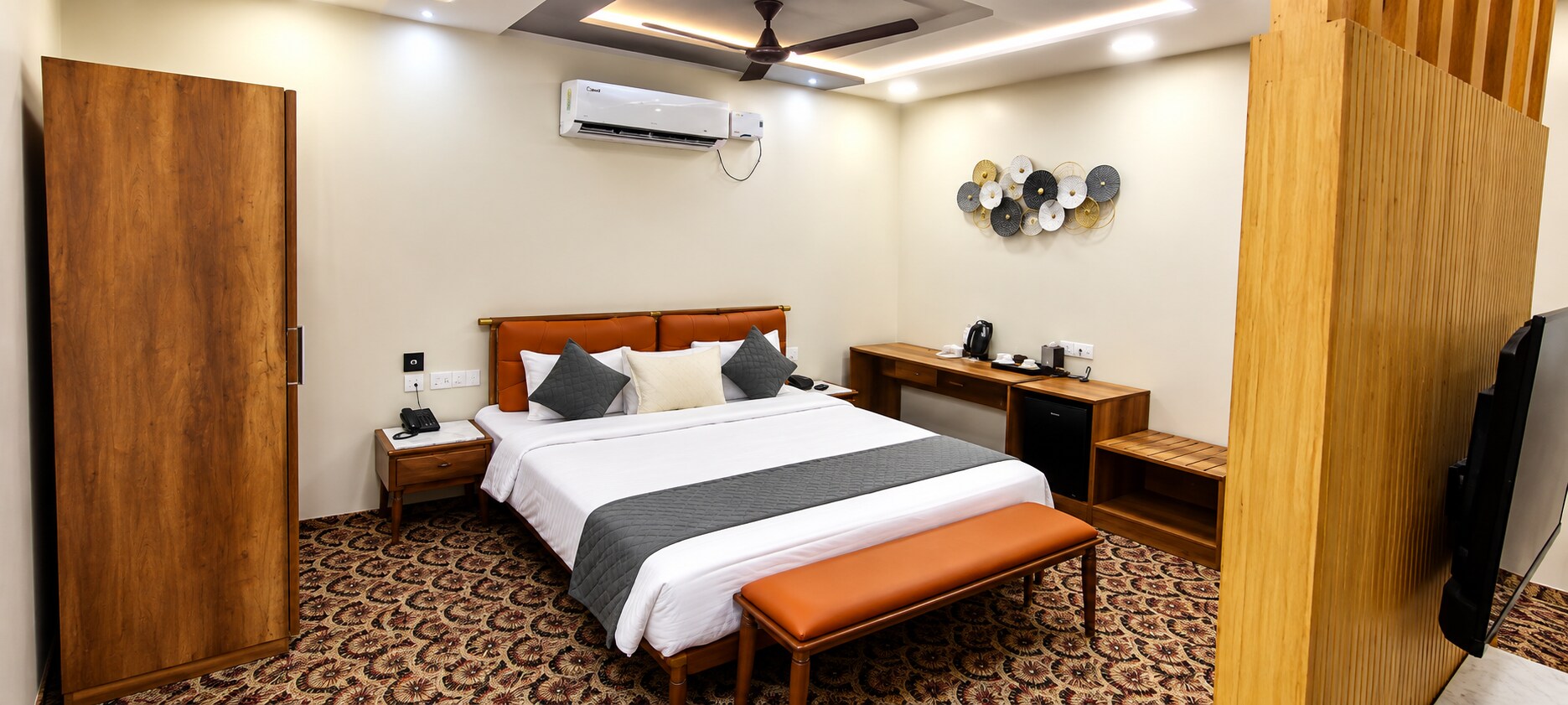 Hotel Sri Vintage Inn - Tap to explore photos