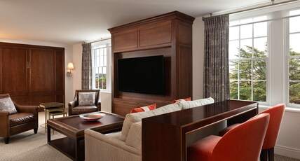 Hotel Roanoke & Conference Center, Curio Collection by Hilton Room Type - 1 BEDRM 2 BA DELUXE SUITE