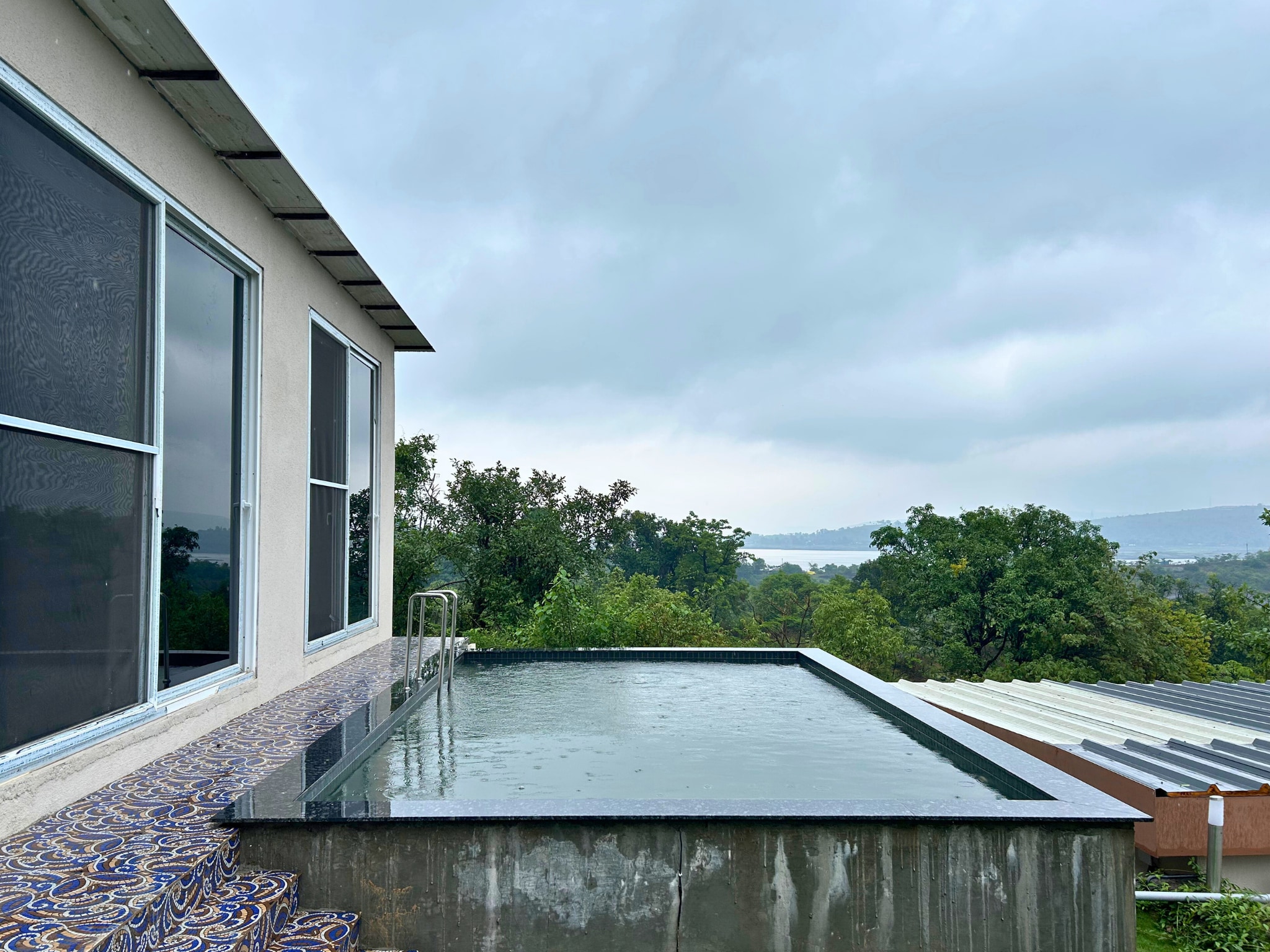 Stay Leisurely Skyhold - Premium Suites and Villa - Tap to explore photos