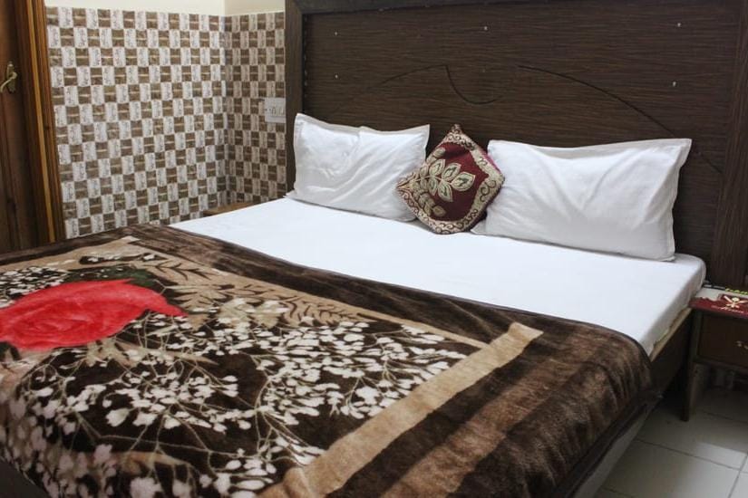 Hotel Royal Inn - Tap to explore photos