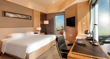 Hilton Dalian Room Type - KING DELUXE CORNER ROOM