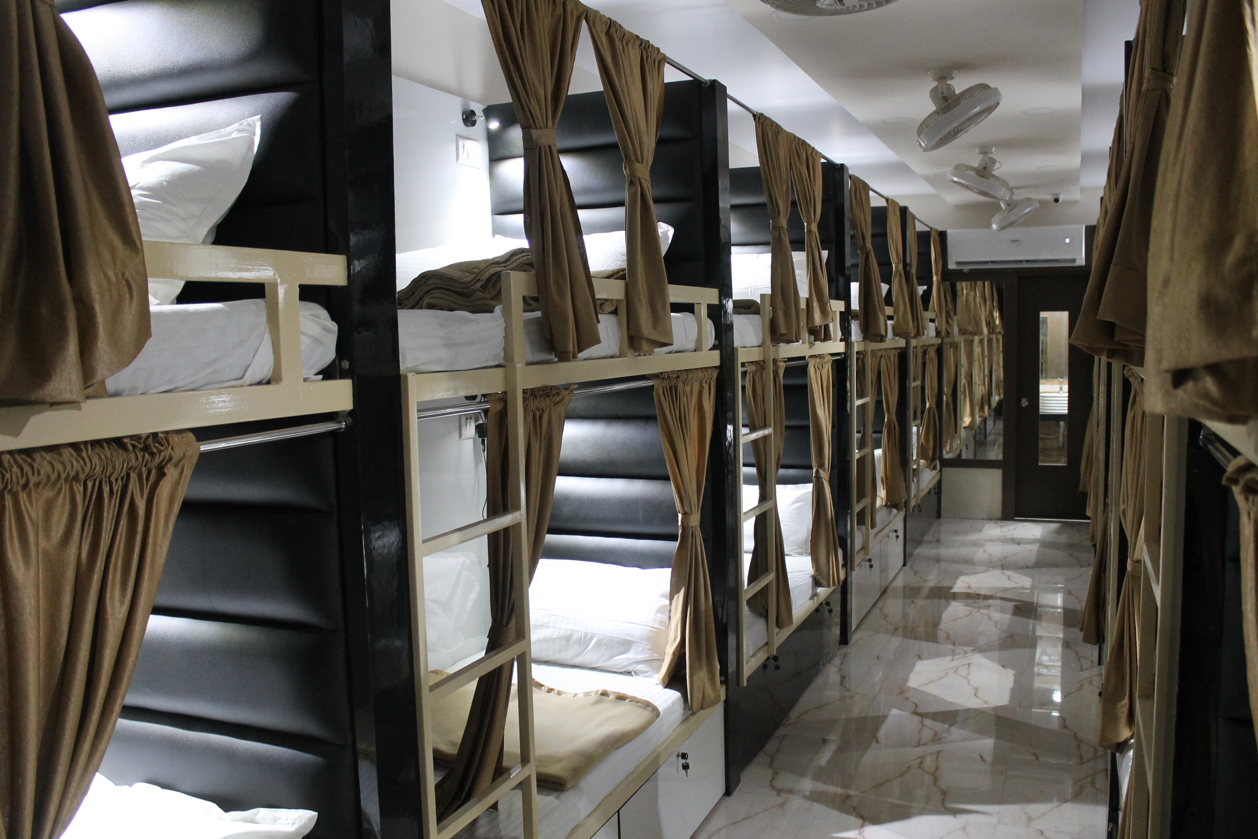 Metropolis Dormitory AC 24 Hours - Tap to explore photos