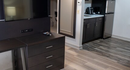 Holiday Inn Express Hotel & Suites Conover - Hickory Area Room Type - 1 King Bed 1 Bedroom Suite