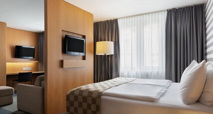 Holiday Inn VIENNA CITY Room Type - 1 King Suite Sofa Bed