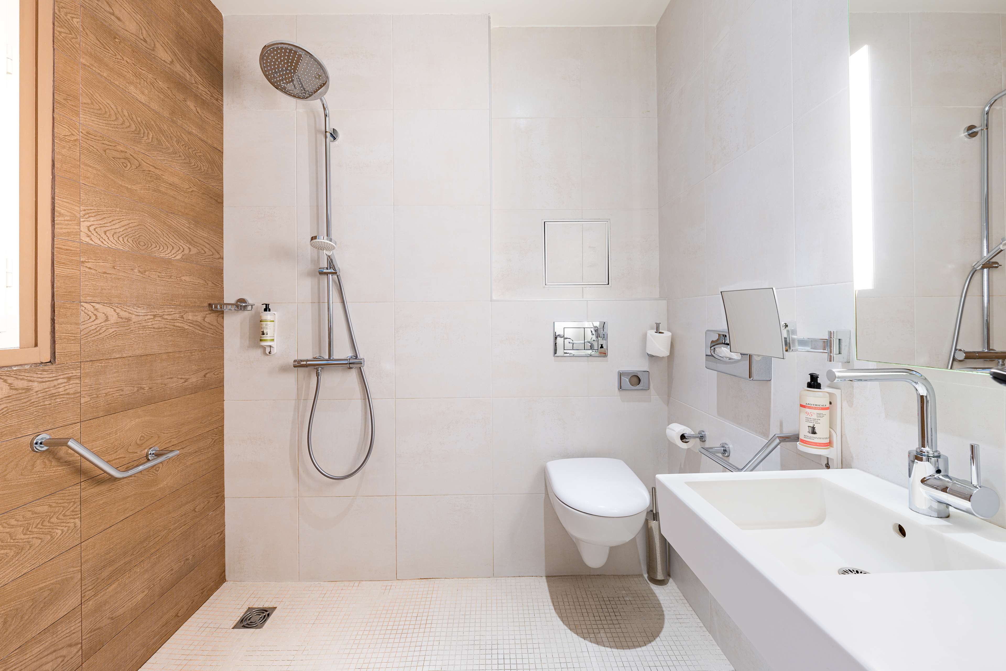 BEST WESTERN PLUS 61 PARIS NATION HOTEL - Tap to explore photos