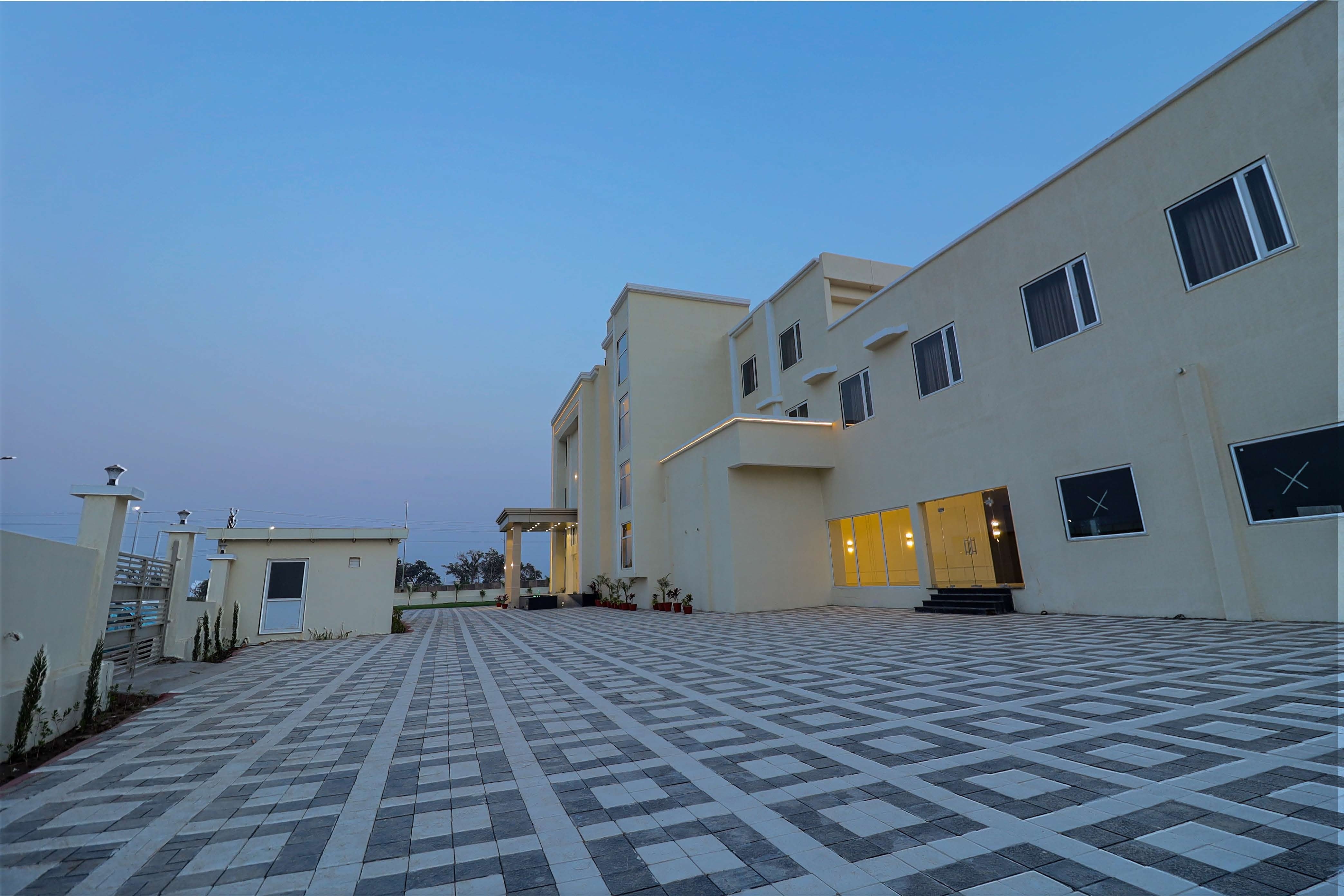 THE AURIC RESORT - Tap to explore photos