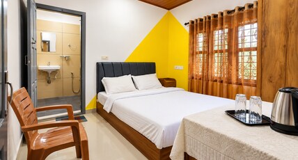 Vintage Farm House and Treehouse Room Type - AMBER ROOM