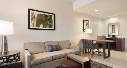 Embassy Suites by Hilton San Antonio Brooks Hotel & Spa Room Type - 1 KG HEAR ACC 2 RM STE