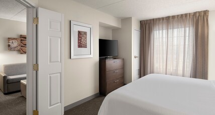 Staybridge Suites INDIANAPOLIS-AIRPORT Room Type - 1 Bedroom Suite Communications Mobility Accessible Tub Staybridge Suites INDIANAPOLIS-AIRPORT Room Type - 1 Bedroom Suite Communications Mobility Accessible Tub