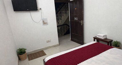 Hotel Ten Crown Noida Room Type - Deluxe Room - Non AC