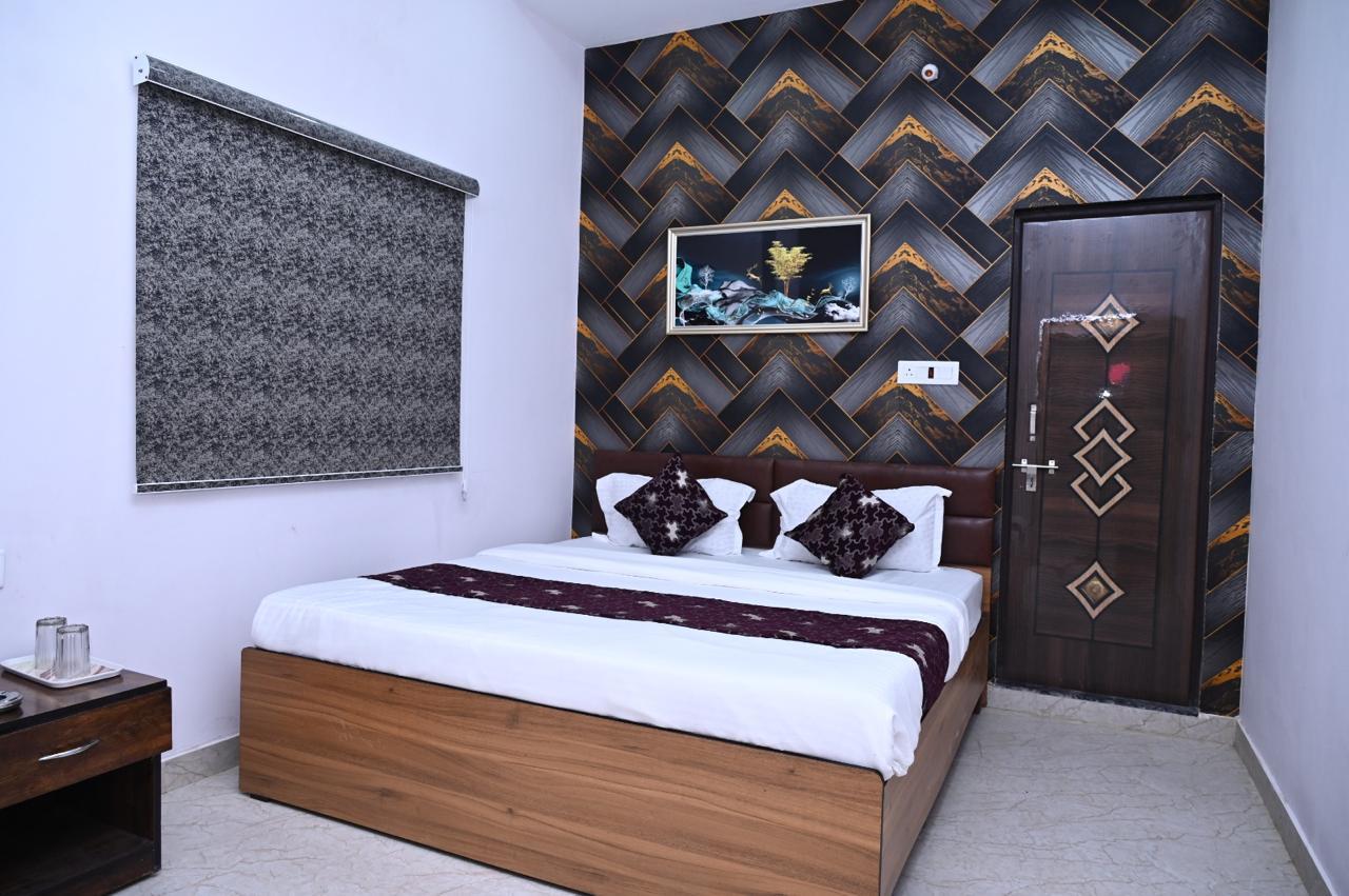 Hotel Royal Inn 2 Near ISBT Bus Stand - Tap to explore photos
