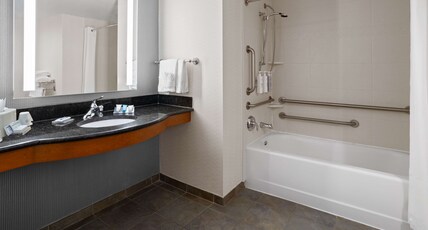 Hilton Garden Inn Milford Room Type - 1 KING ACC RM W BATHTUB
