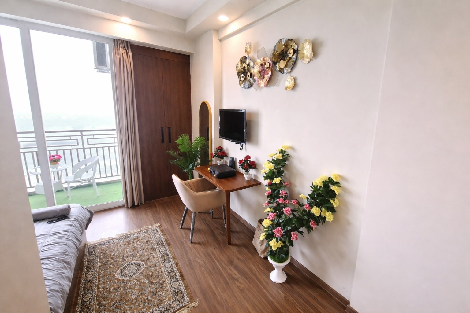 Vashistha Stays | Expo Mart | Near Delta metro station|City view with Balcony, Alfa - Tap to explore photos