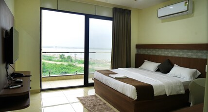 Hotel VR Grand Room Type - Deluxe Room-River View or Temple View With Balcony