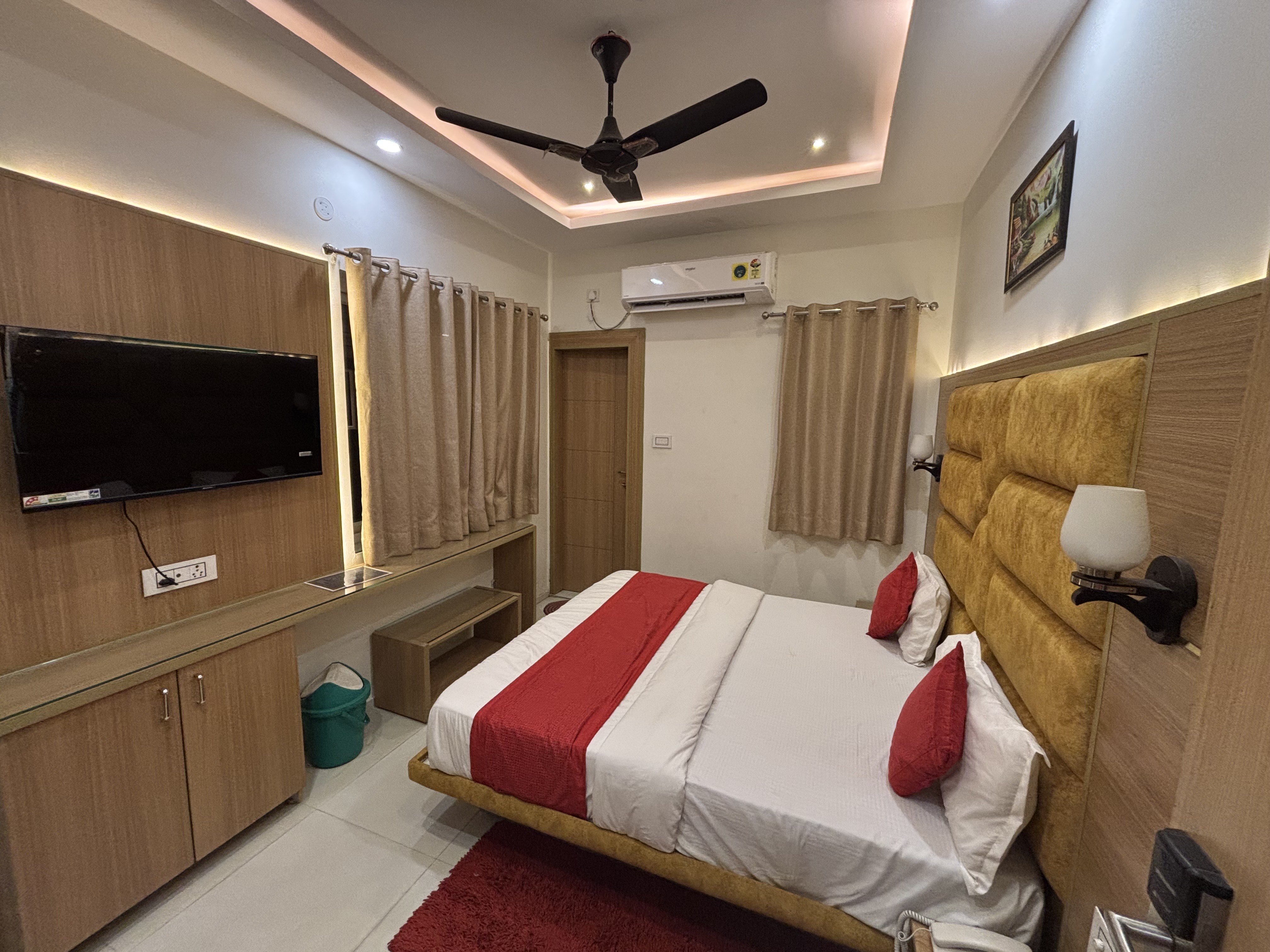 Hotel JP Regency (Free Parking) - Tap to explore photos