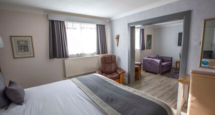 Best Western Manor Hotel Room Type - 1 King Bed, Non-Smoking, Studio, Lounge, Kitchenette, Walk In Shower