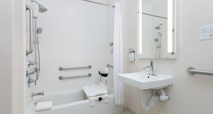Candlewood Suites Lake Jackson Room Type - 1 Queen Studio Suite Mobility Accessible Tub
