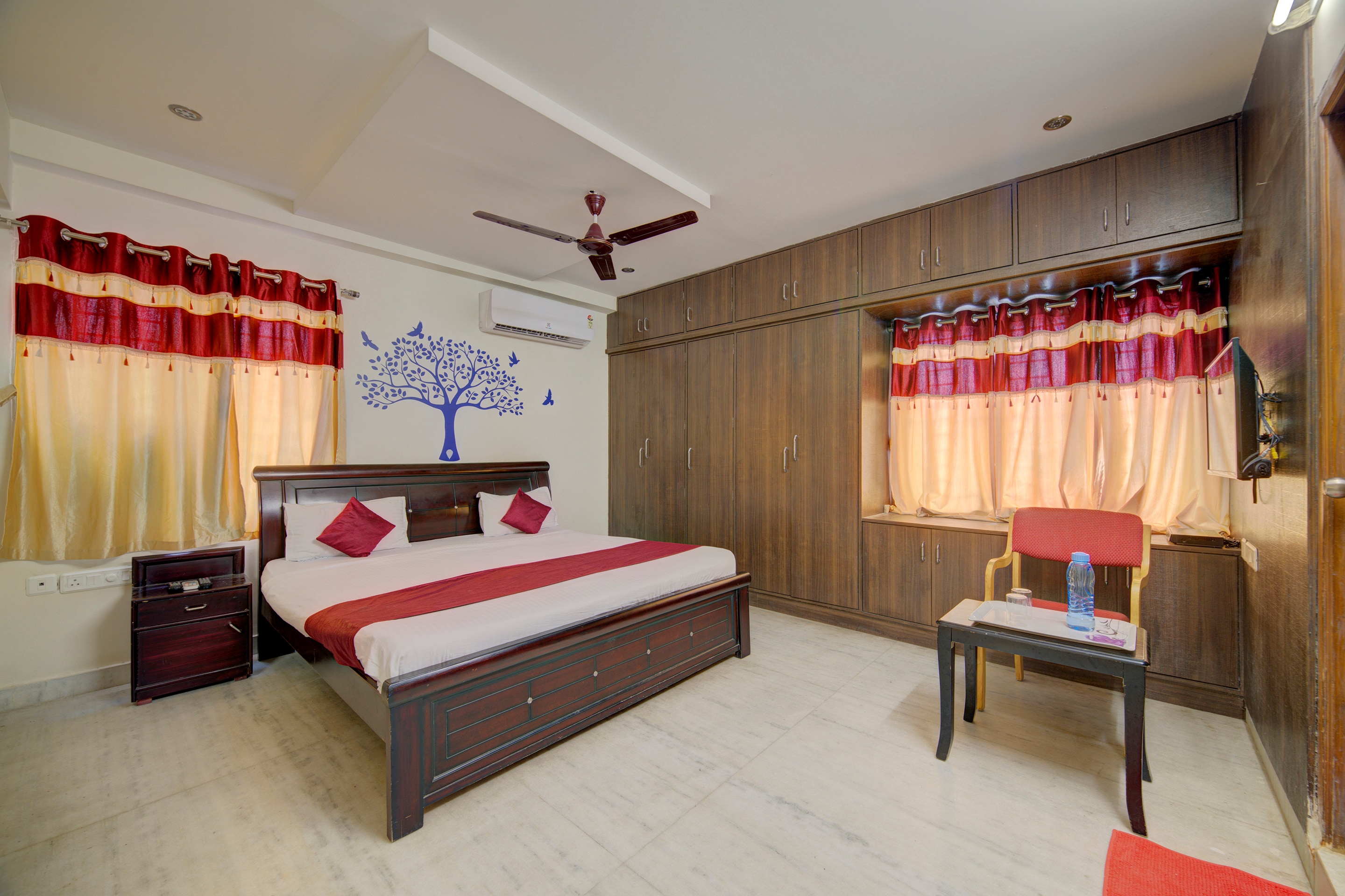 Jaithri Service Apartment 2 - Tap to explore photos