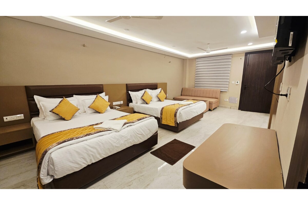 Hotel 100 K3 Cine Club - Tap to explore photos