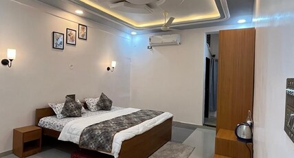 Hotel Madhav Bhakta Nivas Room Type - Premium DELUXE ROOM D13
