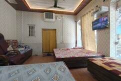 गिरिराज भवन बंगाली आश्रम
