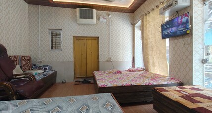 गिरिराज भवन बंगाली आश्रम Room Type - गिरिराज भवन बंगाली आश्रम