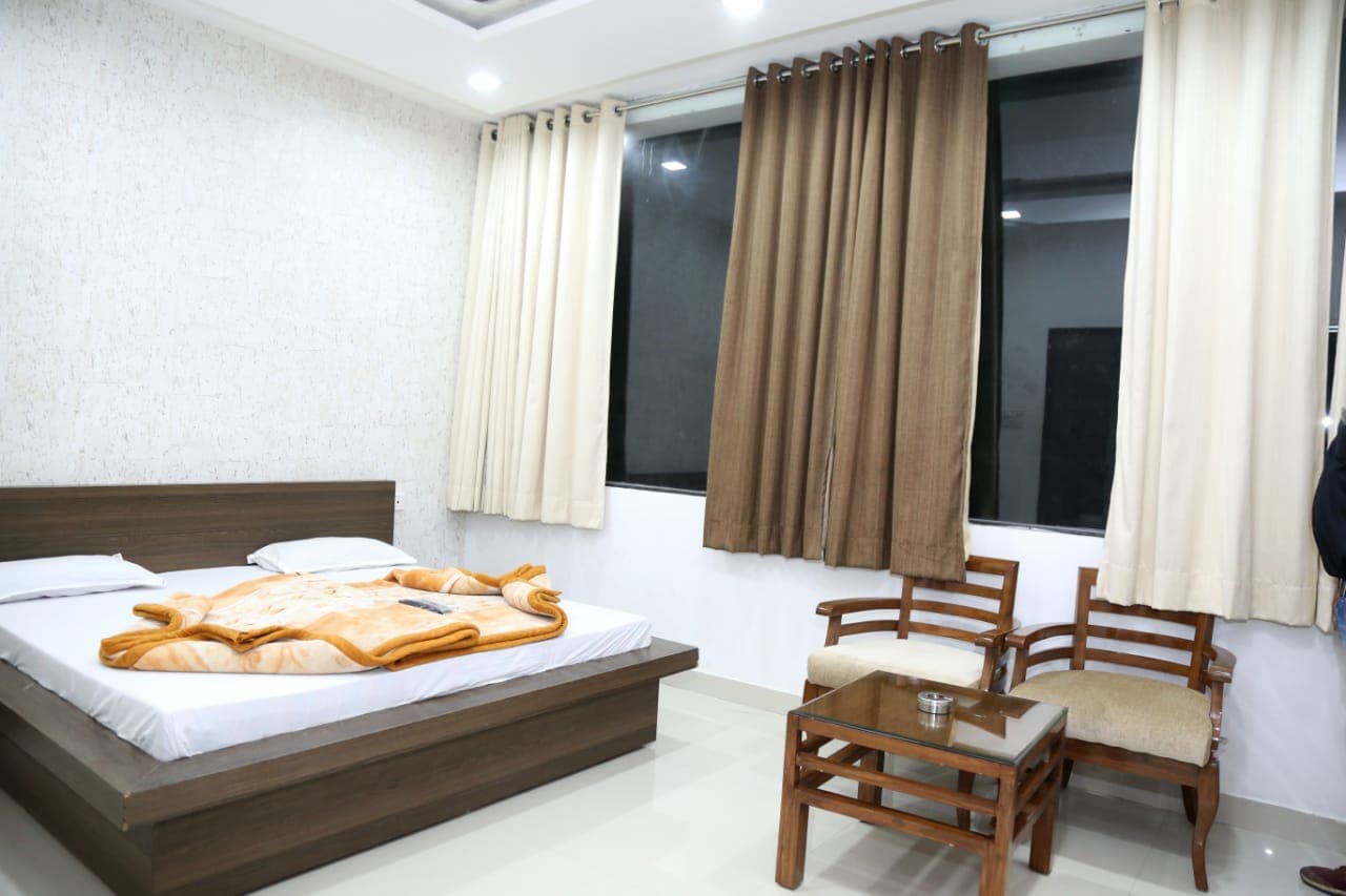 Hotel Madan Palace - Tap to explore photos