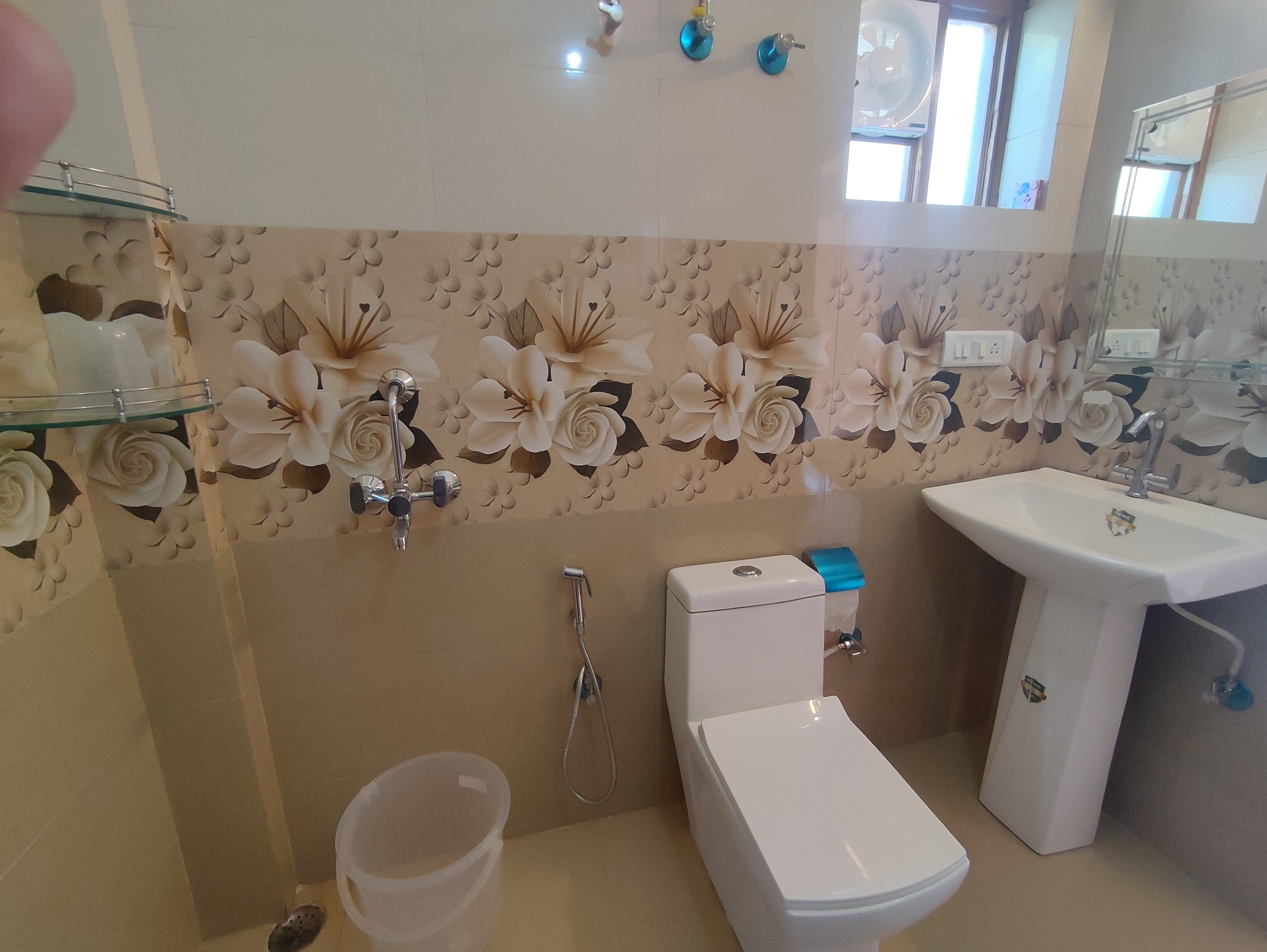 4 Seasons Homestay - Tap to explore photos
