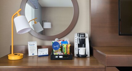 Hampton Inn & Suites by Hilton Providence/Smithfield Room Type - 2 QNS W DRINKS-SNACKS NS