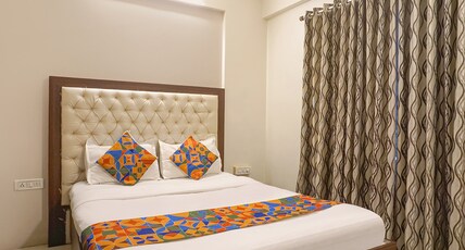 FabHotel Executive Pearl Inn - Nr. Twin Tower Room Type - Deluxe Room