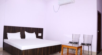 Hotel Srinath Room Type - DELUXE  ROOM AC