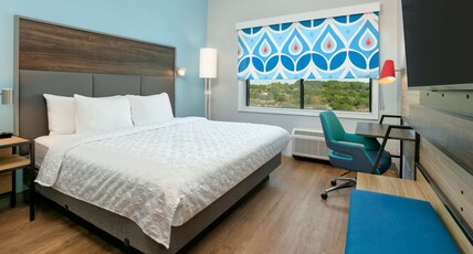 Tru by Hilton San Antonio at the Rim Room Type - 1 KING BED