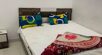 Harji Homestay | 1 minute from Golden Temple Room Type - AC Double Room Harji Homestay | 1 minute from Golden Temple Room Type - AC Double Room